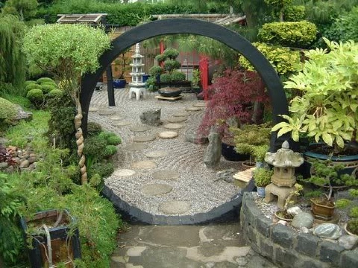 38 EyeCatching Moon Gate Designs For Your Garden • Insteading